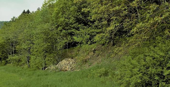 Ouverture et tas de pierre
